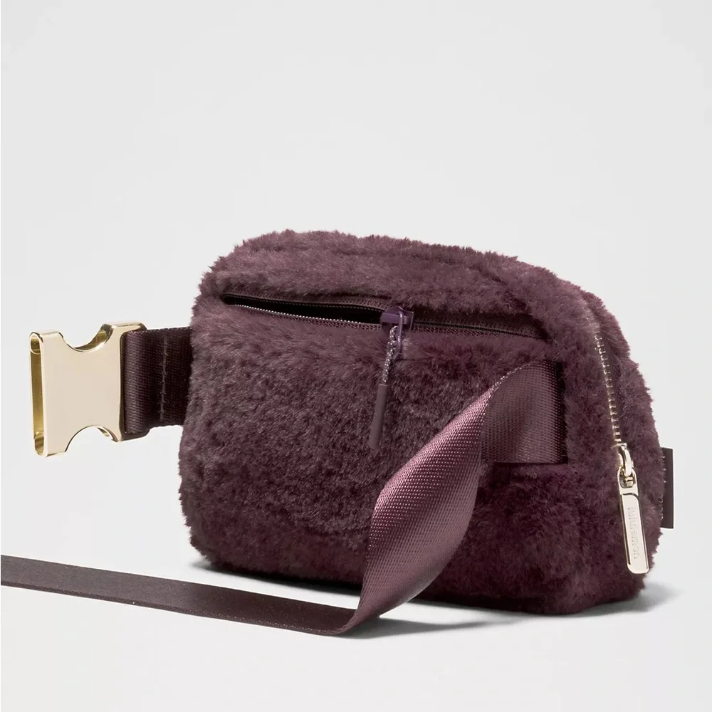 Lululemon Everywhere Belt Bag 1L
Plush Fleece (Black Plum / Gold) - Picture 3 of 7